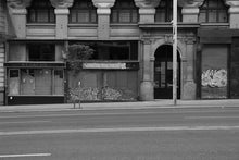 Laden Sie das Bild in den Galerie-Viewer, David Delgado Ruiz - [ #OffCommerce ] Gran Via.