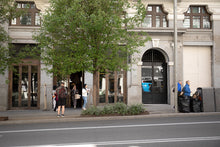 Laden Sie das Bild in den Galerie-Viewer, David Delgado Ruiz - [ #OffCommerce ] Gran Via.