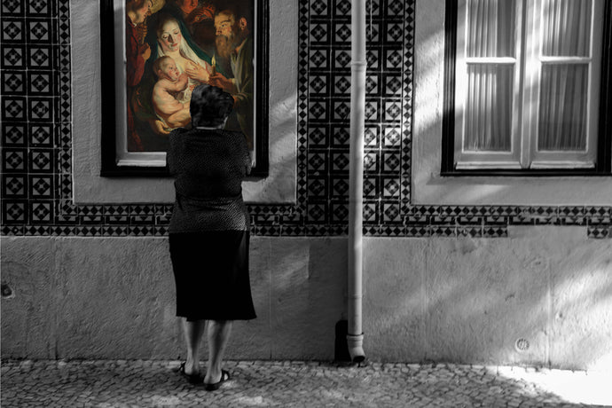 [ #InsideOut ] Mujer Observando La Sagrada Familia.