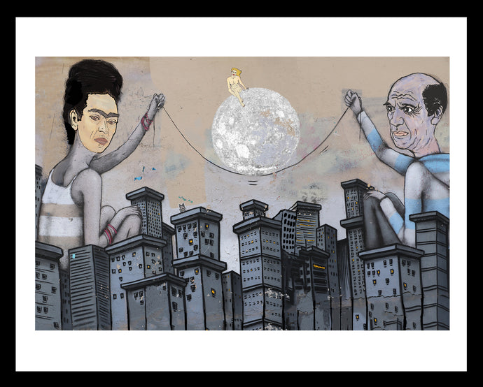 Frida Khalo y Pablo Picasso juegan a la comba con la luna.