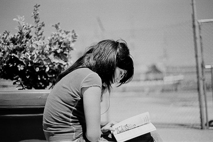 [ #NewYorkBetchesMobileCall ] Claudia´s Reading a Book at Rucker Park.